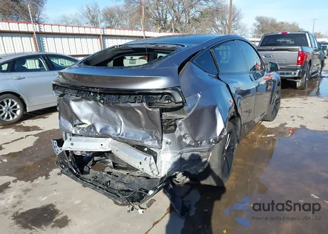 2026 Tesla Model Y Long Range Dual Motor All-Wheel Drive/Long Range Launch Series z USA, uszkodzony, nr VIN 7SAYGDEE4TA396725